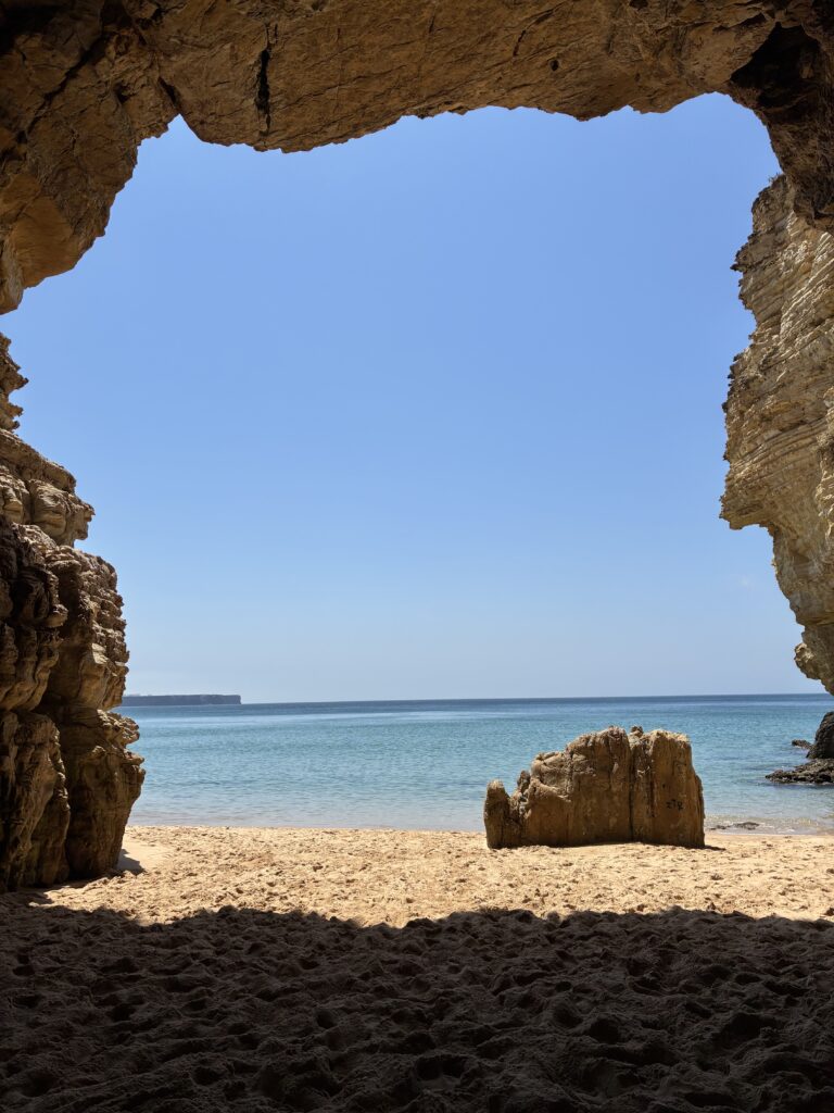 Vom karibischen Paradies hinaus in die Welt: Unsere Suche nach dem perfekten Ort Praia do Beliche, Portugal